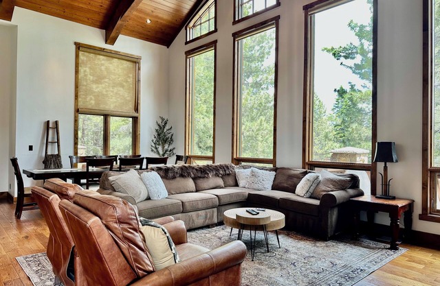 Stonegate 12-Stay in absolute luxury in this Lodge by Village! New hot tub!