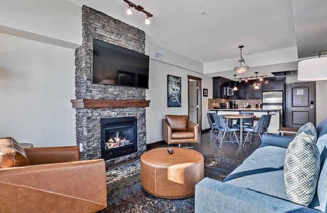 Stoneridge 2 BDR King Suite★ Hot Tub/Pool/Gym ★Mountain Views ★1100 SQF