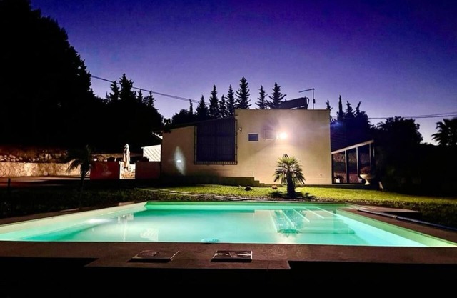 Strelitzia house with heated swimming pool from December 2024 and garden