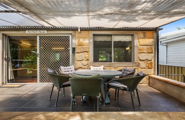 Stroll to beach, restaurant, pet friendly