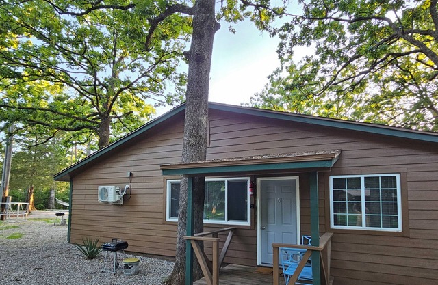 Studio #5 at Bennettscape Lodge with AC, WiFi by Bennett Spring State Park MO