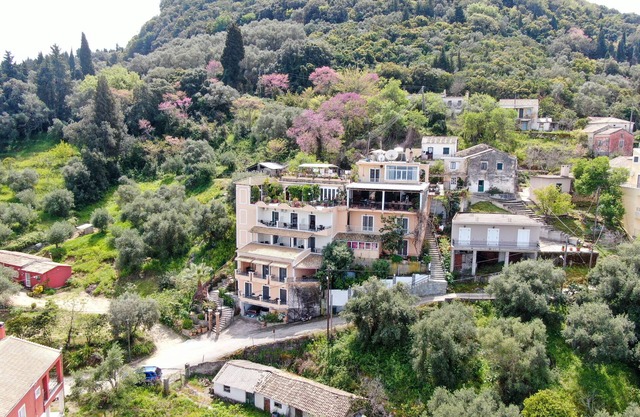 Studio Apartment "75 steps taverna three-bedroom" with Sea View, Balcony & Wi-Fi