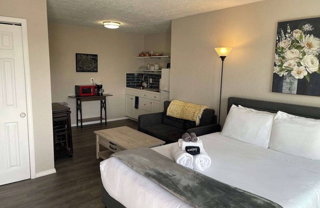 Studio apartment w/balcony-Nob Hill, UNMH, Pres Hosp.