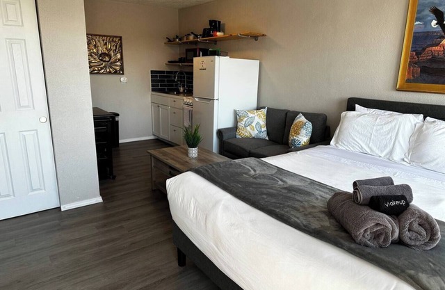 Studio Apartment w/balcony near Nob Hill, UMM and downown.