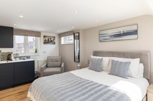 Studio at Tube Station Sleeps 3 Private Bathroom shared Kitchen 4
