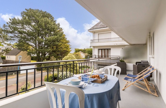Studio avec balcon, à 200m de la plage, proche commerces et restos, parking privé, lit bébé inclus
