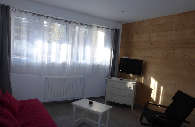 Studio cabin in Sauze, near slopes, 4 sleeps