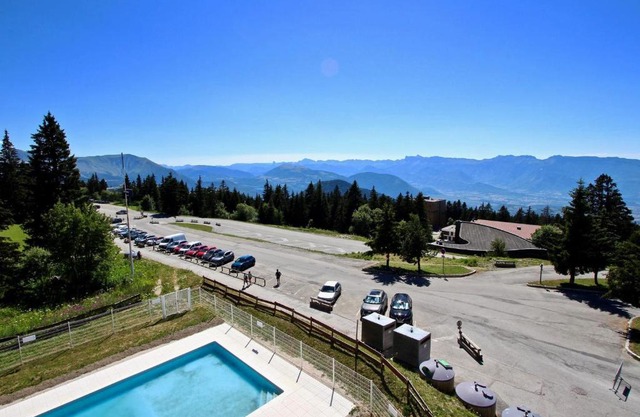 Studio cabine à Chamrousse 1750, pied des pistes avec balcon et piscine en été - FR-1-549-33