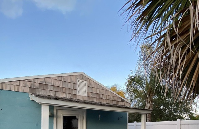 Studio Cottage- Porch, Spacious Yard, & Riverview