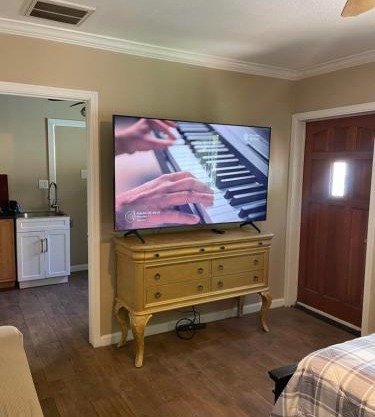 Studio Executive suite Full kitchen private gated yard Arts Roosevelt row ASU convention ctr Downtown Phx