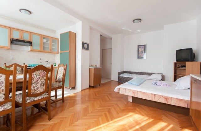 Studio flat with air-conditioning Turanj, Biograd (AS-6445-b)