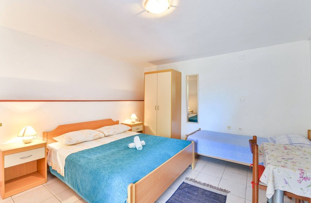 Studio flat near beach Tkon, Pašman (AS-698-a)