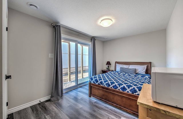 Studio flat near WU with parking