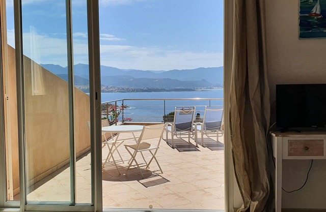 Studio in villa with large terrace and wonderful sea view. 400m from the sea.