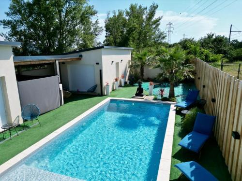 Studio jacuzzi prive piscine commune