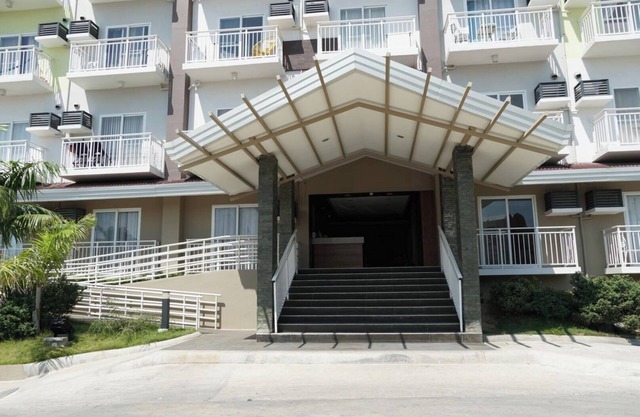 Studio unit with balcony can accommodate 6 guest and it is near the airport.