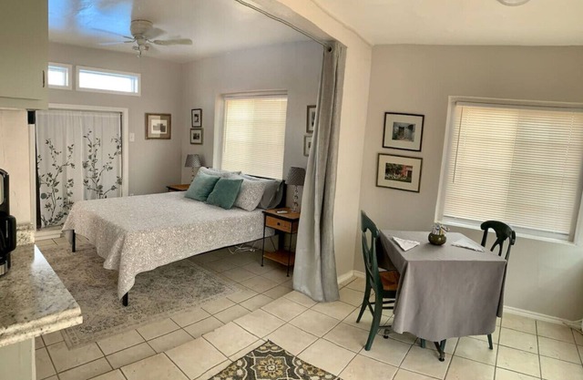 Studio w/queen bed, pets ok, 3 min to Farmer's mkt