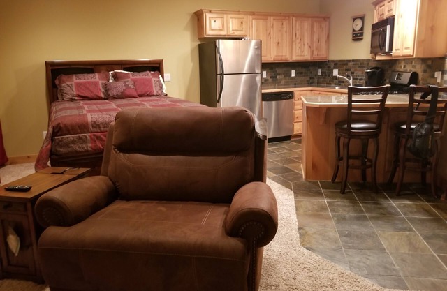 Studio, with jetted tub and walking distance to ski resort!
