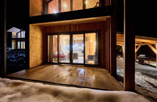 Stunning private villa for 4 people with WIFI, pool, TV, patio and pets allowed