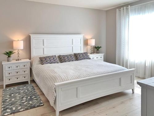 Stunning 3BR Modern Retreat, 20min to Beaches & Downtown, Pondside Bliss