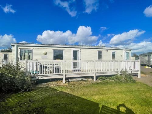 Stunning 6 Berth Caravan For Hire In Norfolk, Close To The Beach, Ref 19129S