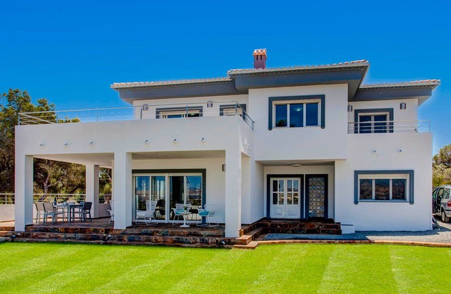 STUNNING 7 BEDROOM MODERN VILLA, PRIVATE POOL, GAMES ROOM, WIFI