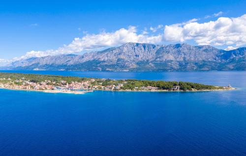 Stunning Apartment In Sucuraj With Wifi