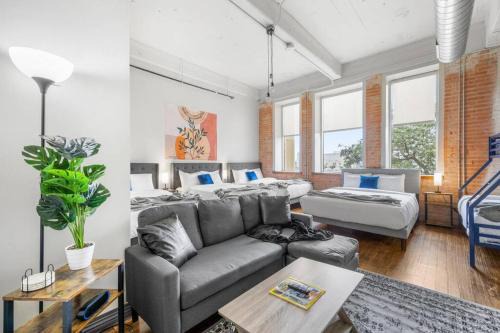 Stunning Downtown Apartment with Pool, Laundry, Parking