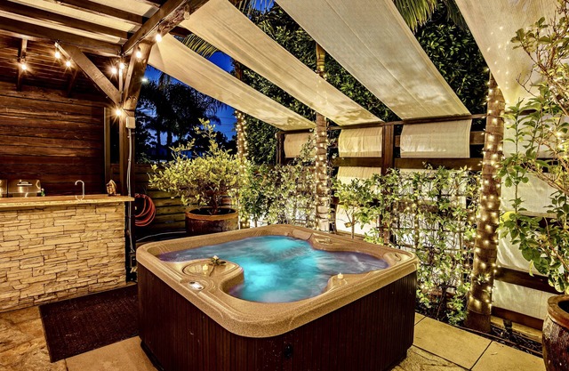 Stunning Hillcrest San Diego Zen Studio OutdoorLiving HotTub RainShower Jacuzzy