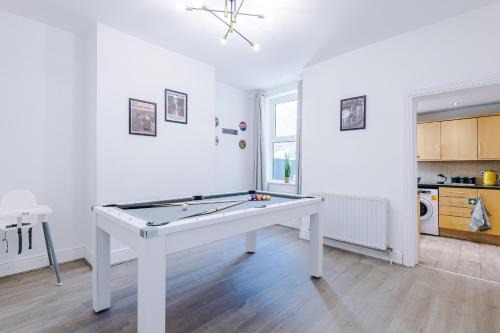 Stunning Home In Salford With Free Parking, Office, Pool & Ping Pong Table