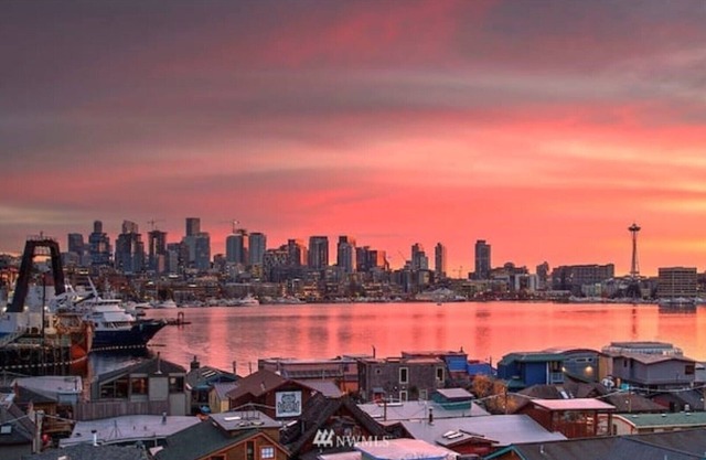 *Stunning Lake Views 3B2B w/Space Needle view