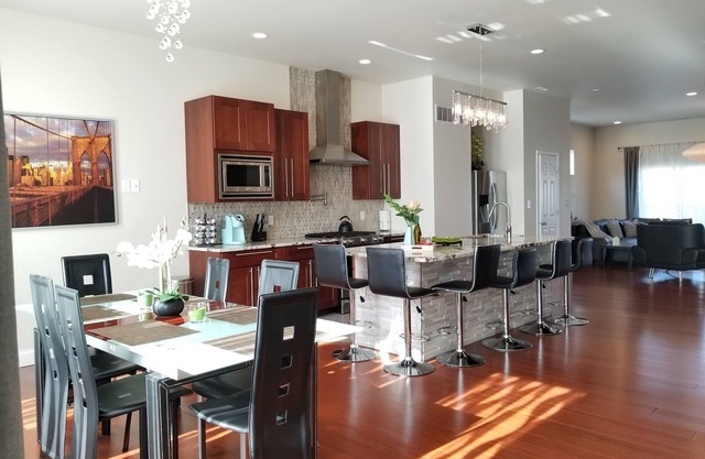 Stunning & Luxurious 4-story house. 5BDR. Rooftop Deck w/views of the Arch!