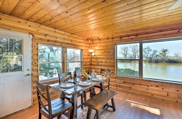 Stunning Nicolaus Getaway on Feather River!
