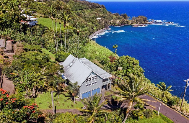 Stunning Ocean-front Retreat Overlooking Laupahoehoe Point
