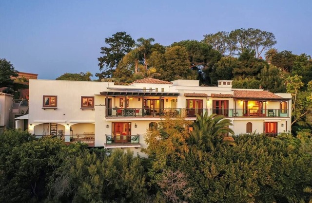 Stunning Ocean-View Retreat, Walking to The Cove