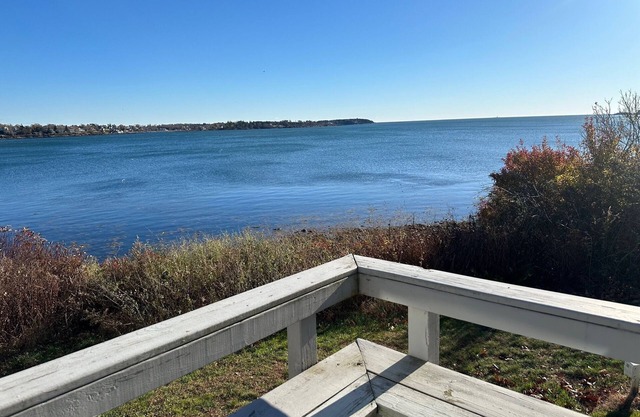 Stunning Ocean Views, newly renovated cottage-close to preserves, trails, and Harpswell Beaches