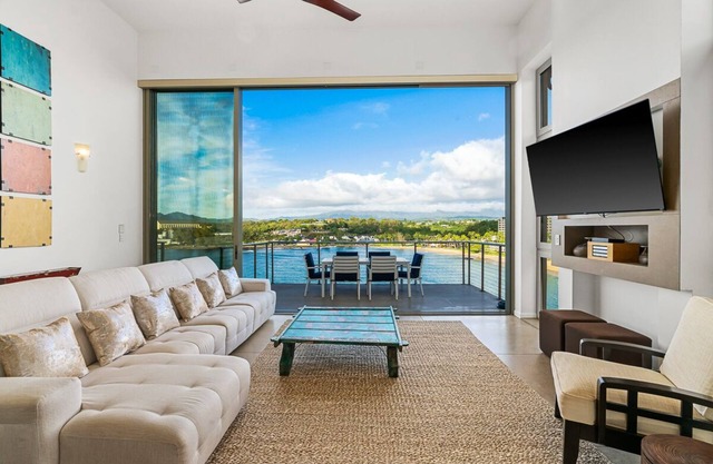 Stunning Oceanfront Penthouse, 14' ft Ceilings and Wall-to-Wall Glass Slider.