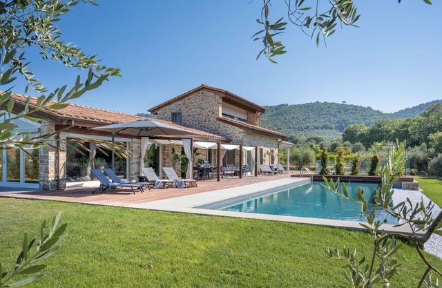 Stunning private villa for 6 people with private pool, A/C, sauna, TV and patio, close to Cortona