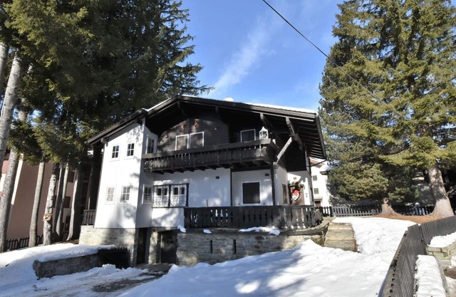 Stunning private villa for 9 people with WIFI, hot tub, TV, balcony and pets allowed