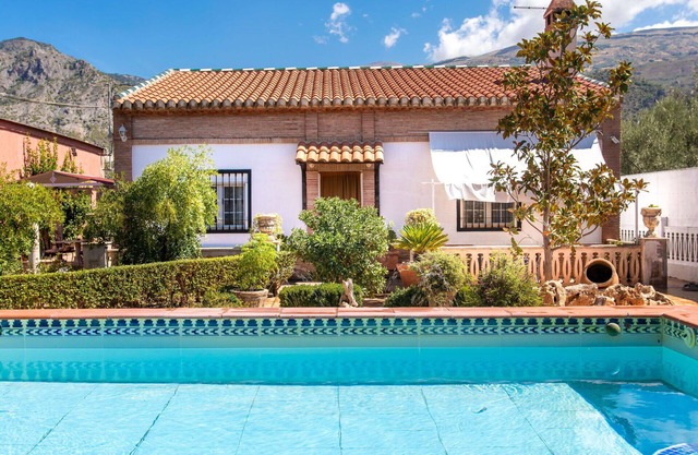 Stunning private villa for 6 people with WIFI, private pool, A/C, TV and patio