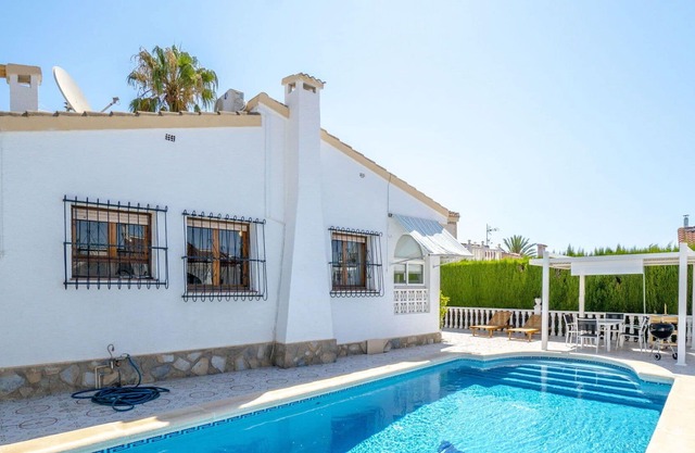 Stunning private villa for 4 guests with A/C, private pool, WIFI, terrace and pets allowed