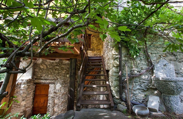 Stunning private villa for 4 guests with hot tub, WIFI, terrace and pets allowed