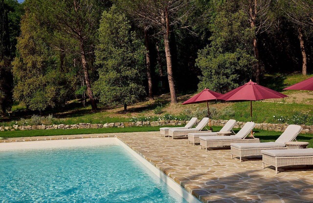 Stunning private villa for 14 guests with WIFI, A/C, private pool and TV, close to Greve In Chia.