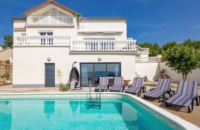 Stunning private villa with hot tub, A/C, WIFI, private pool, TV, terrace and pets allowed