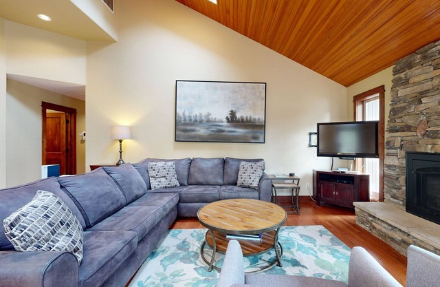 Stunning Retreat with Huge Hot Tub & Deck | 10 SHARC Passes, 2 Master Suites