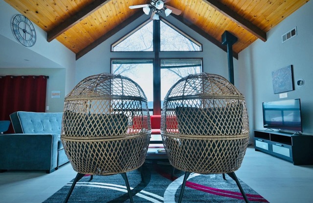 Stunning Sierra Views, 22 miles to Yosemite, Private Pickleball Court