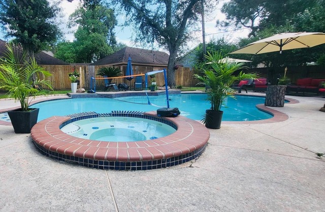 Stunning & Spacious 5-bedroom house features a gorgeous private pool