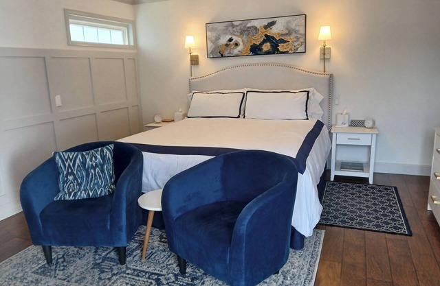 Stunning Studio w/Yard and Hot Tub - Suite B