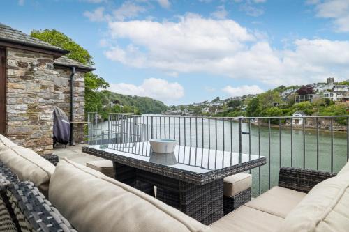 Stunning Views from this cosy Dog Friendly Riverside Cottage in Noss Mayo
