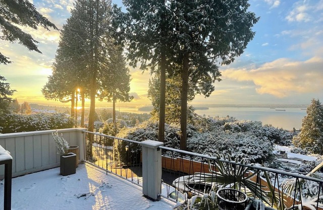 Stunning Views in West Vancouver w/Pool + Hot Tub close to Downtown Vancouver